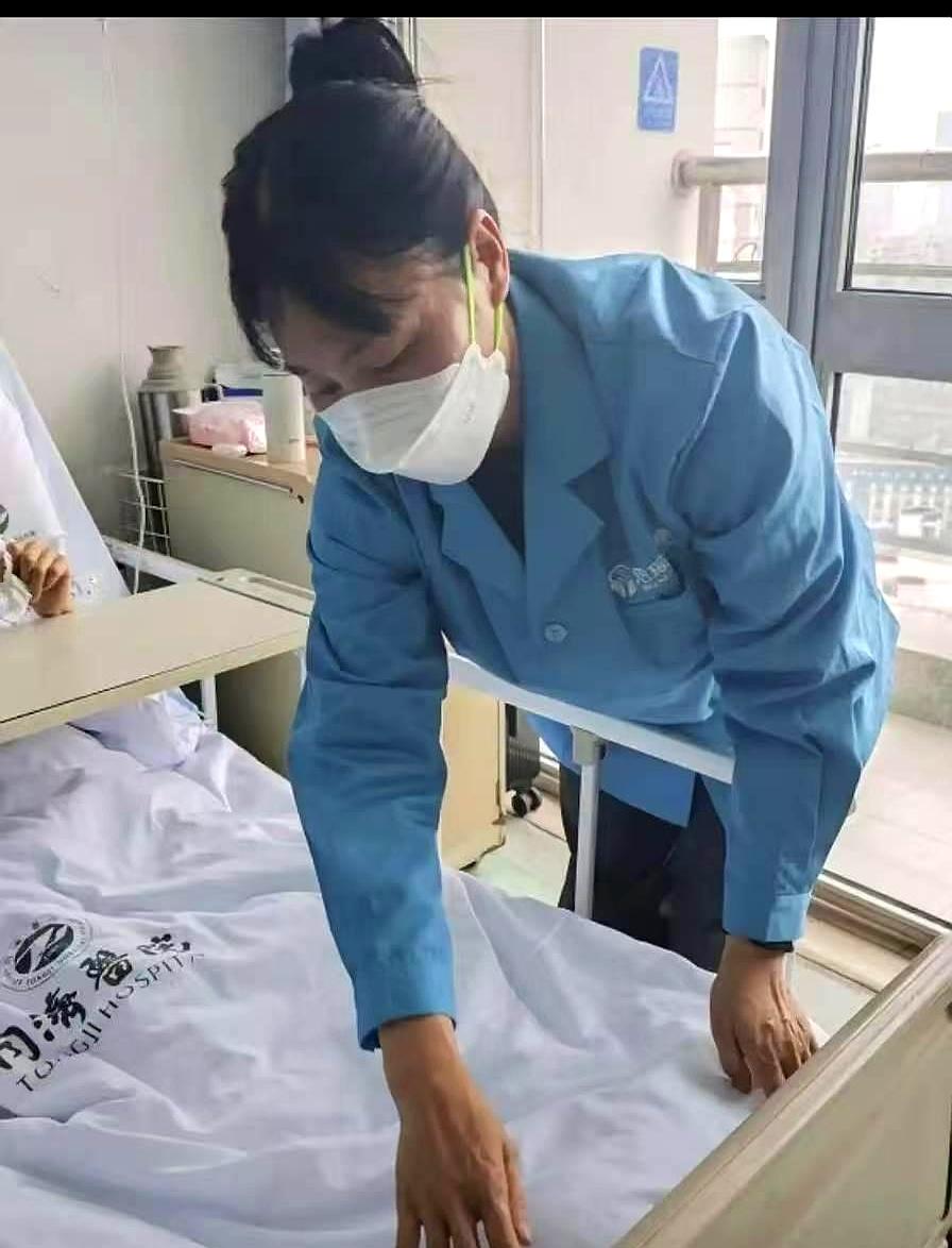 病房最安静时，是老人慢慢咽下一口稀饭的时候。
护工嫌她磨蹭，手一抡，脆生生一巴掌