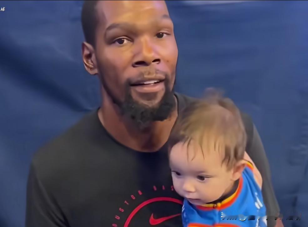 杜兰特可以安心陪家人了，具体是陪妈妈还是陪儿子咱们也不清楚，希望是陪儿子吧！
阿