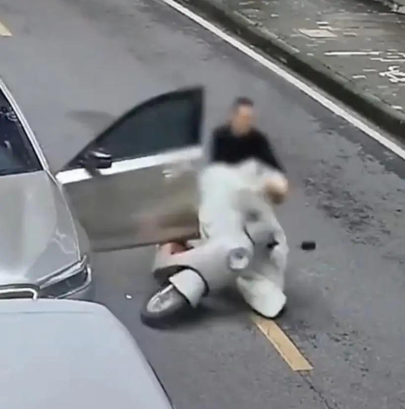 一组数据：每年因汽车“开门杀”导致死亡事故的有1200起，导致伤残的有8300起