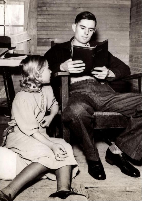 1937年，22岁的查理·约翰斯在田纳西州给9岁的妻子尤妮斯·温斯特德朗读圣经。