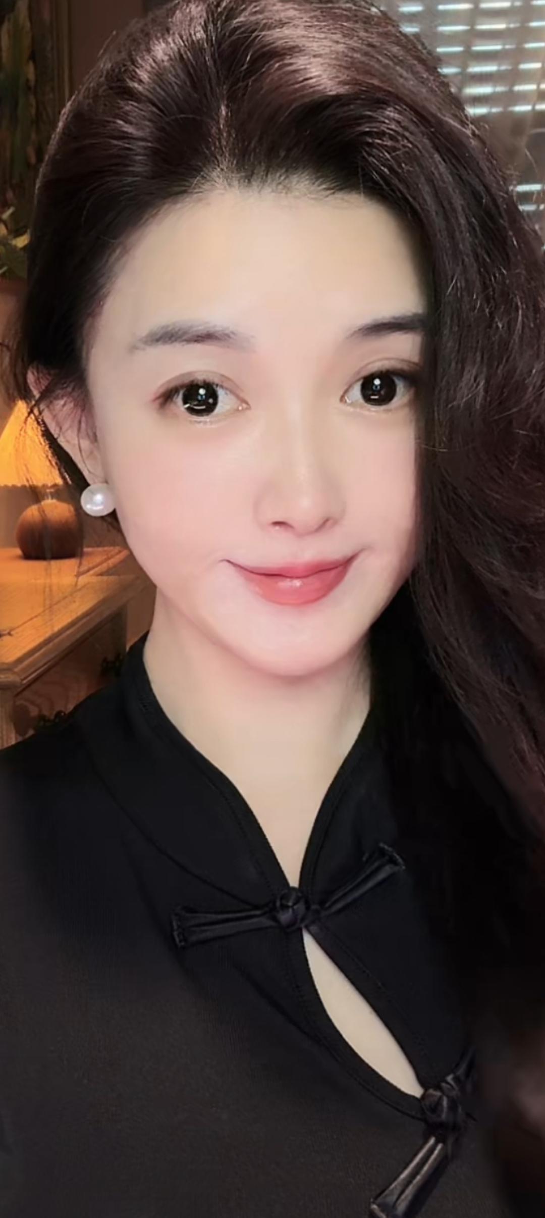 这位美女微笑着看镜头。