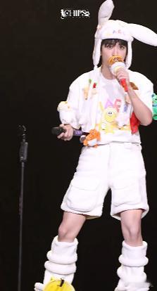 黄子弘凡真的忙到上头，着急唱歌把应援棒当成话筒，唱半天没声音，他还在那疑惑自己的