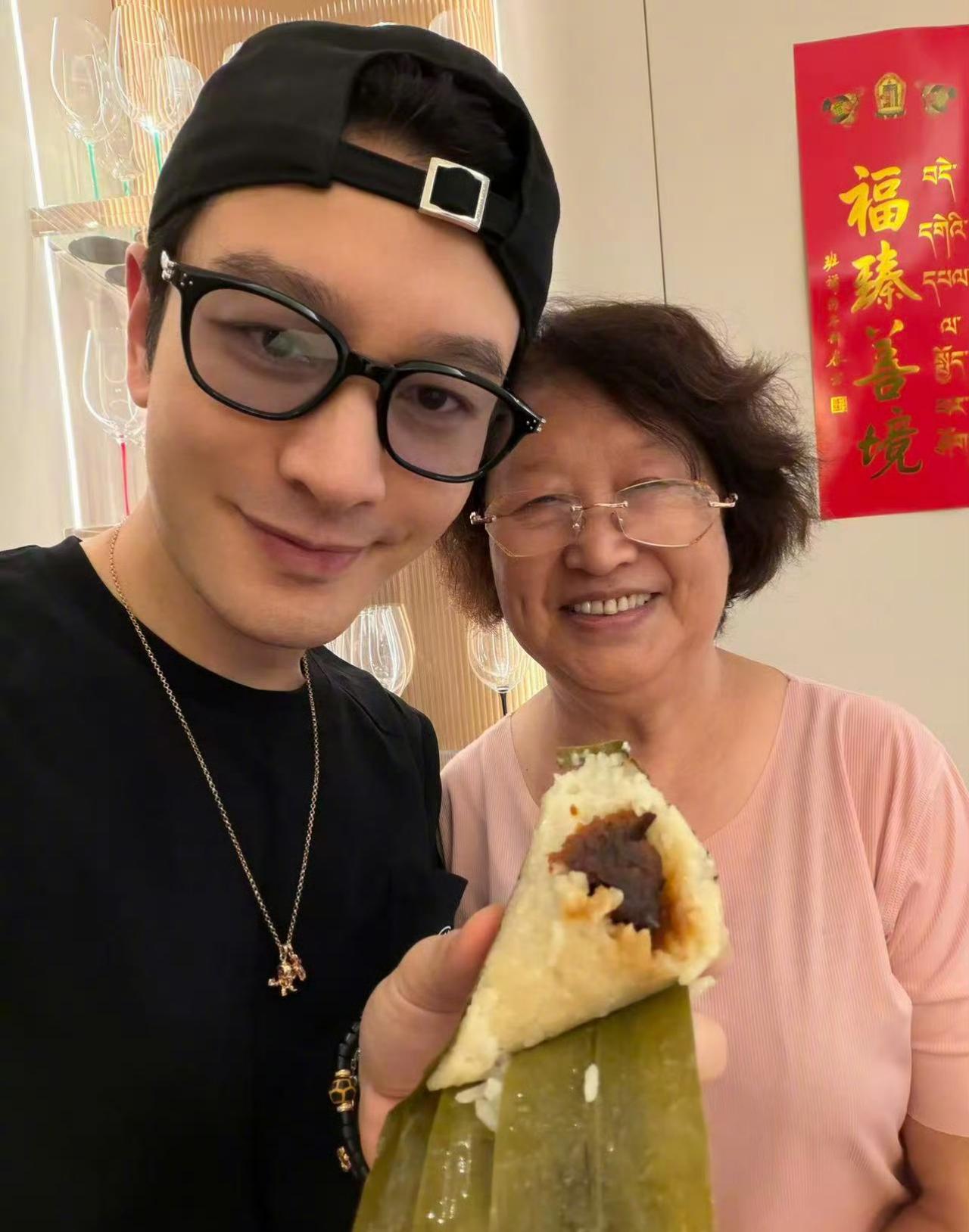 黄晓明发文和大家分享妈妈包的红枣粽子，他说红枣粽也是他从小吃到大的，他回忆起小时