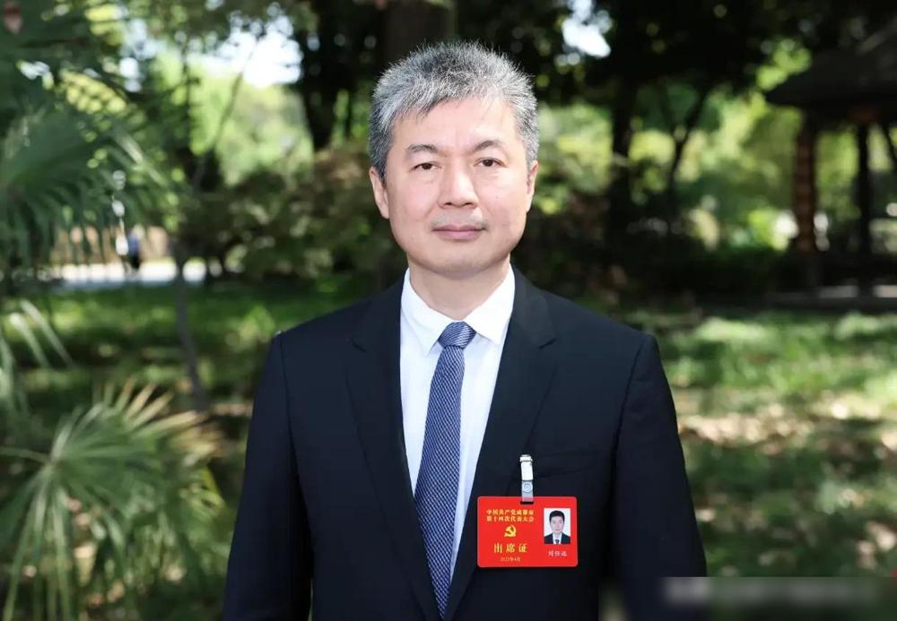 刚吃完饭，打开手机，看到“刘任远”被查的消息后，心里挺不是“滋味”的，他是从基层