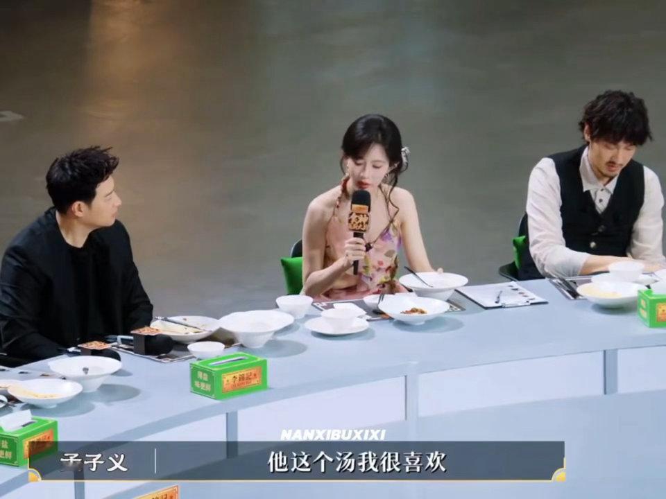 孟子义说很普通但好吃百厨大战孟姐的点评逻辑：很普通，但好吃。既不违心吹捧，也不全