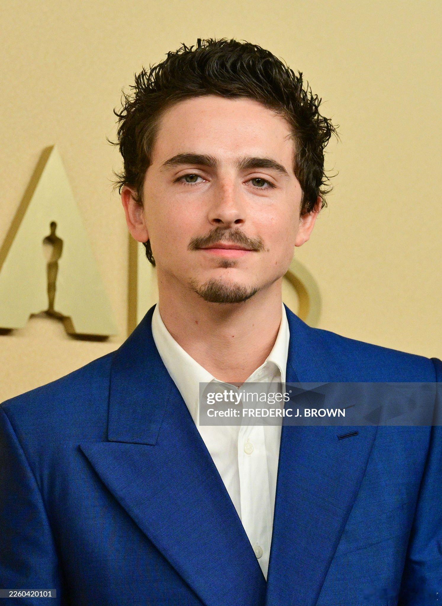 提莫西·查拉梅出席奥斯卡提名者午宴，他是今年影帝大热人选： 