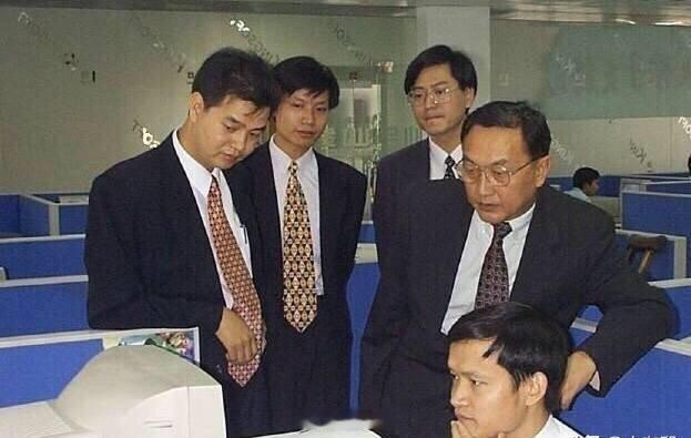 经商混社会多年人总结出来的“搞钱”真经:1.结交那些地头蛇，才是“聪明”人。2.