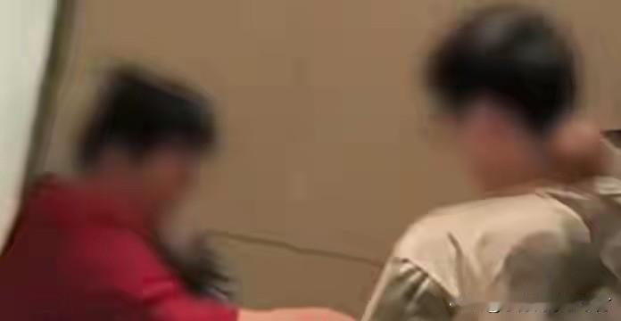 陕西西安！最近，陕西西安一位宝妈正在隔间里哺乳，多名陌生男子接连推门闯入，本该能