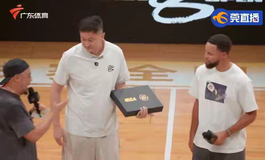库里昨晚现身粤BA现场，与广东省篮球协会会长杜锋指导同框。CBA[超话] ​​​