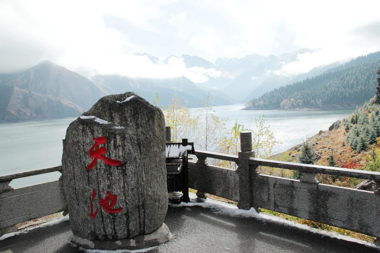 #秋日生活打卡季#


深秋入天山  天池色斑斓  20241026

群峰围拱