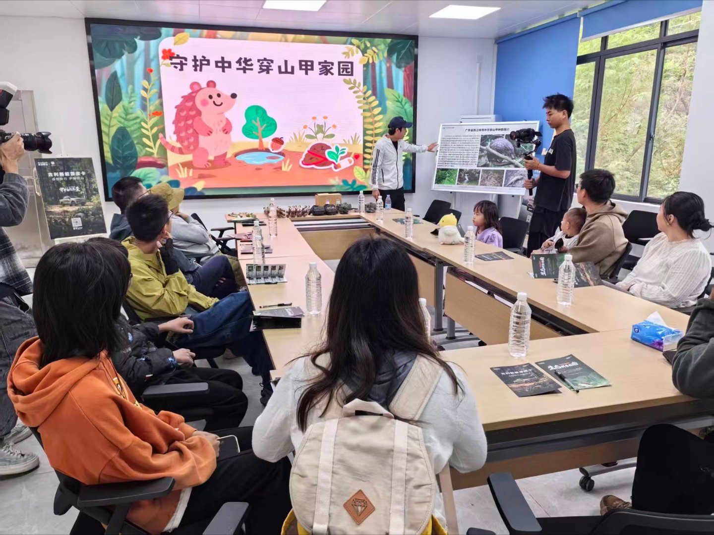 近日，西子江联合雷达汽车品牌方在肇庆西江林场开展了一场融合生态科普、户外体验与品