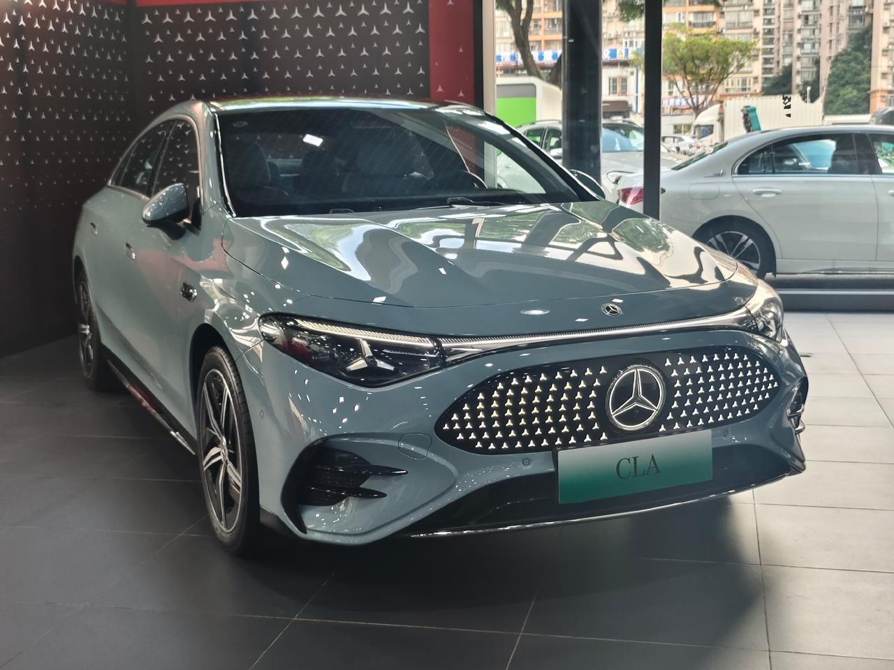 教授今天去看了全新纯电 奔驰 CLA 300L
暂时的预售价是25.9-29.9
