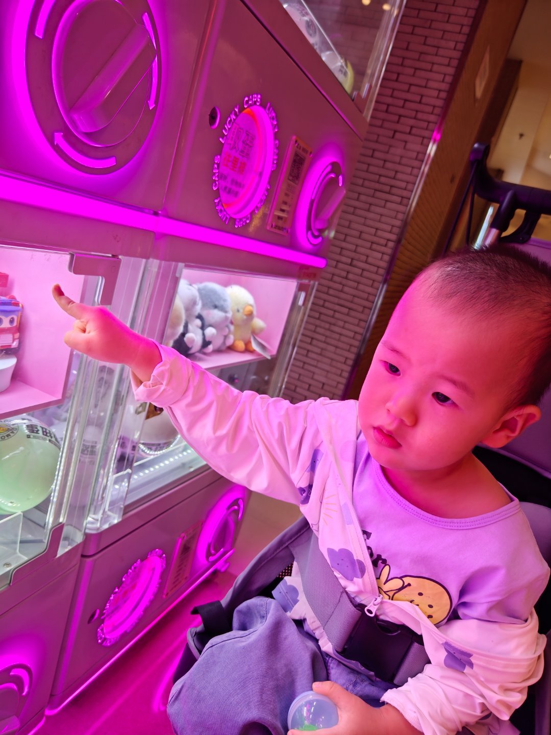 这扭蛋机太贵了，准备上网买同款。[笑而不语] ​​​