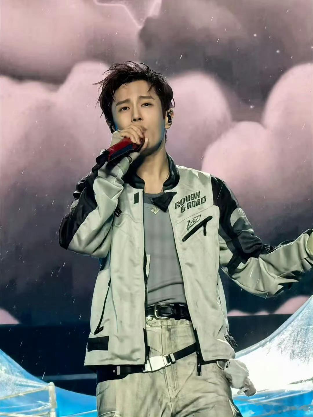 李汶翰的穿搭小心思太可爱！皮衣配酒红发超帅，“小鼻嘎”挂件点睛，淋雨唱歌超圈粉！