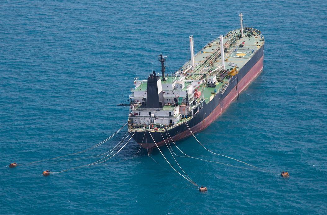 印度怒了：我的船你也打？

当晚，印度外交部紧急召见伊朗驻印大使穆罕默德·法塔利