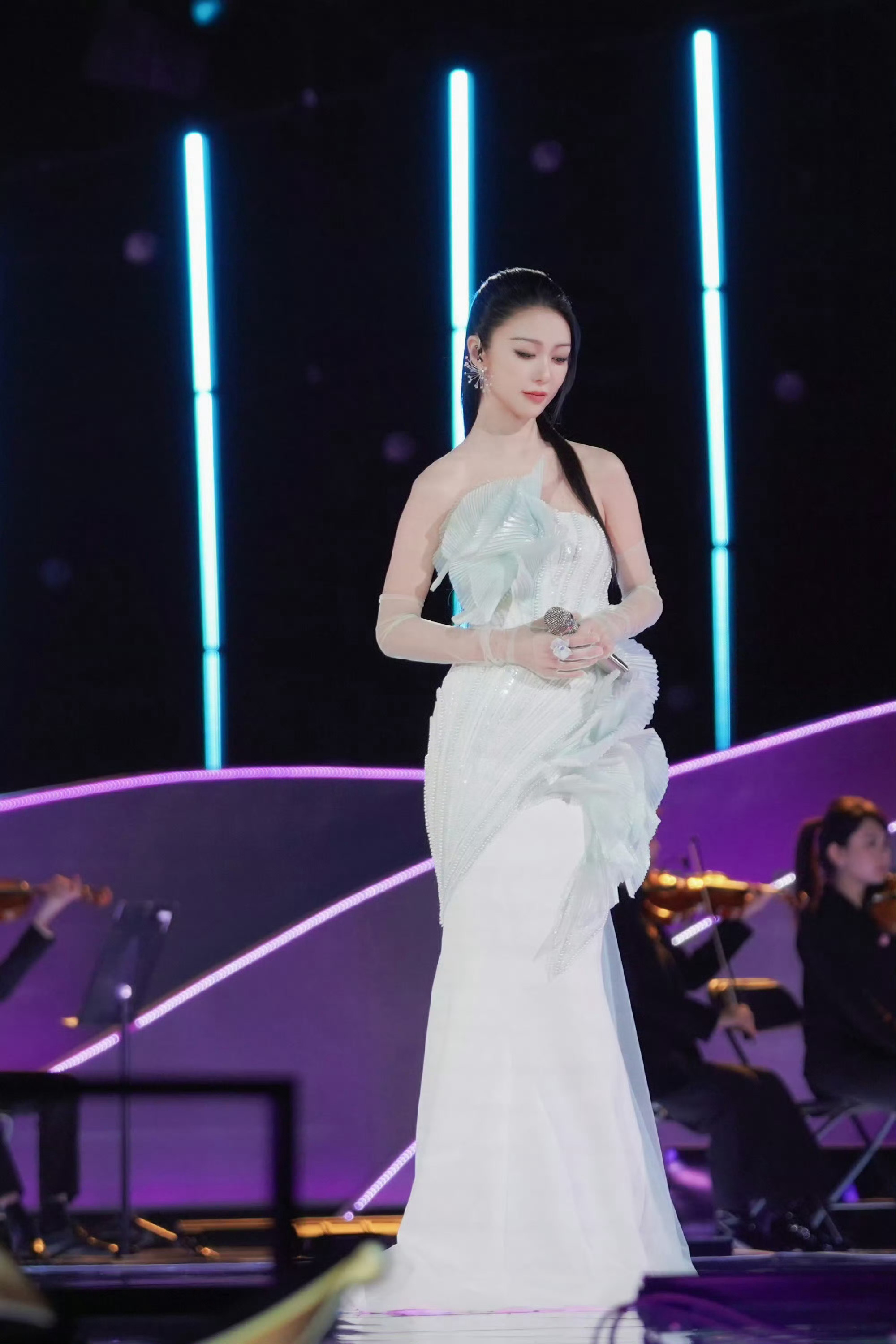 薛凯琪美得像一颗珍珠黑长直高马尾轻束，一袭白裙缀绿纱，薛凯琪如珍珠静绽于舞台中央