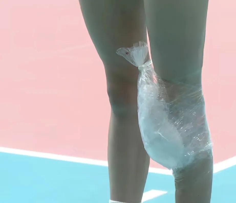 吴梦洁回归，训练场上，
腿上依然绑着沉重的冰袋。
龚翔宇说，吴梦洁回归，克服了不