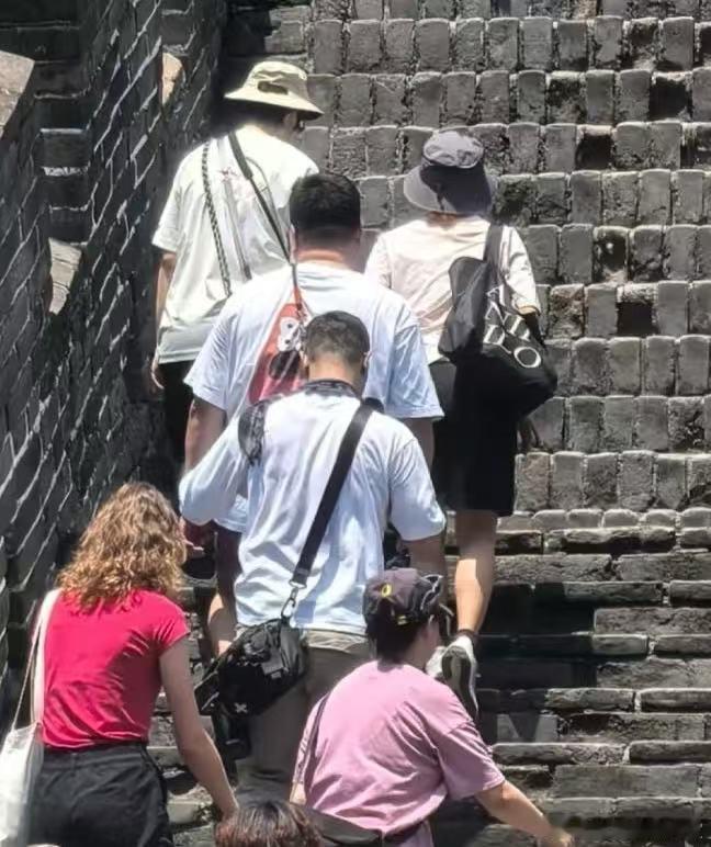 孙燕姿一家四口爬长城孙燕姿一家四口热天爬长城，燕姿真的是很松弛偶遇孙燕姿一家四口