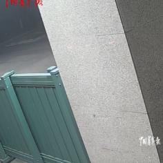 胆太肥！四川一男子深夜遭追打，狂奔到武警营门求救。追兵不仅没收敛，一女子甚至嚣张
