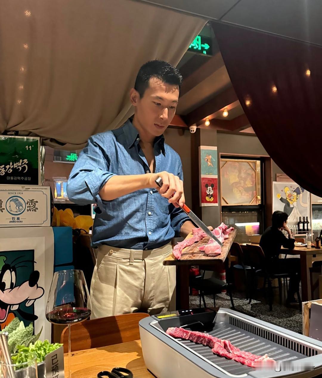 朱珠和老公带着女儿在北京餐厅吃烤肉，她的老公挺帅的，身材也好，女儿长得像爸爸，脸