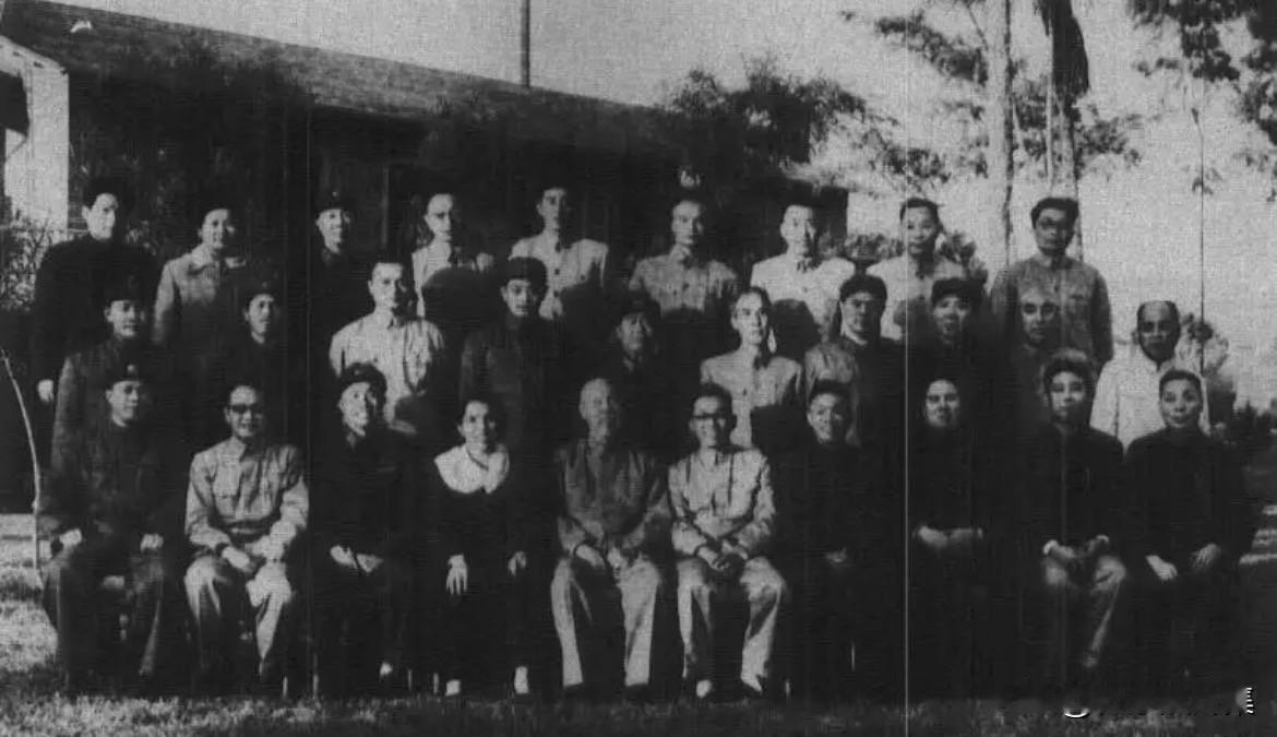 1963年，​董必武在福建考察期间，和福州军区、福建省委领导同志的合影。​前排右