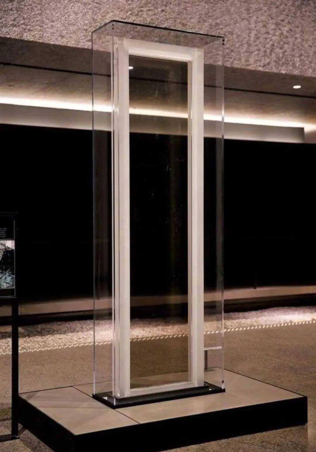 纽约世贸中心的双子塔有4.36万扇窗户，玻璃铺开达 55700㎡，但在 911 