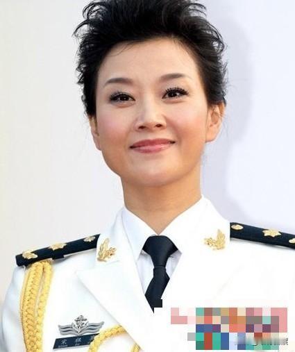 一个唱歌的，能提拔到正军级，这本身就是一个传奇。她的下台，其实，也是标志着一个时