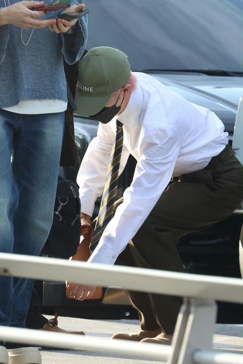 黄仁俊出发上海路透黄仁俊蹲下帮经纪人整理鞋子！！！黄仁俊蹲下帮经纪人整理鞋子 ​