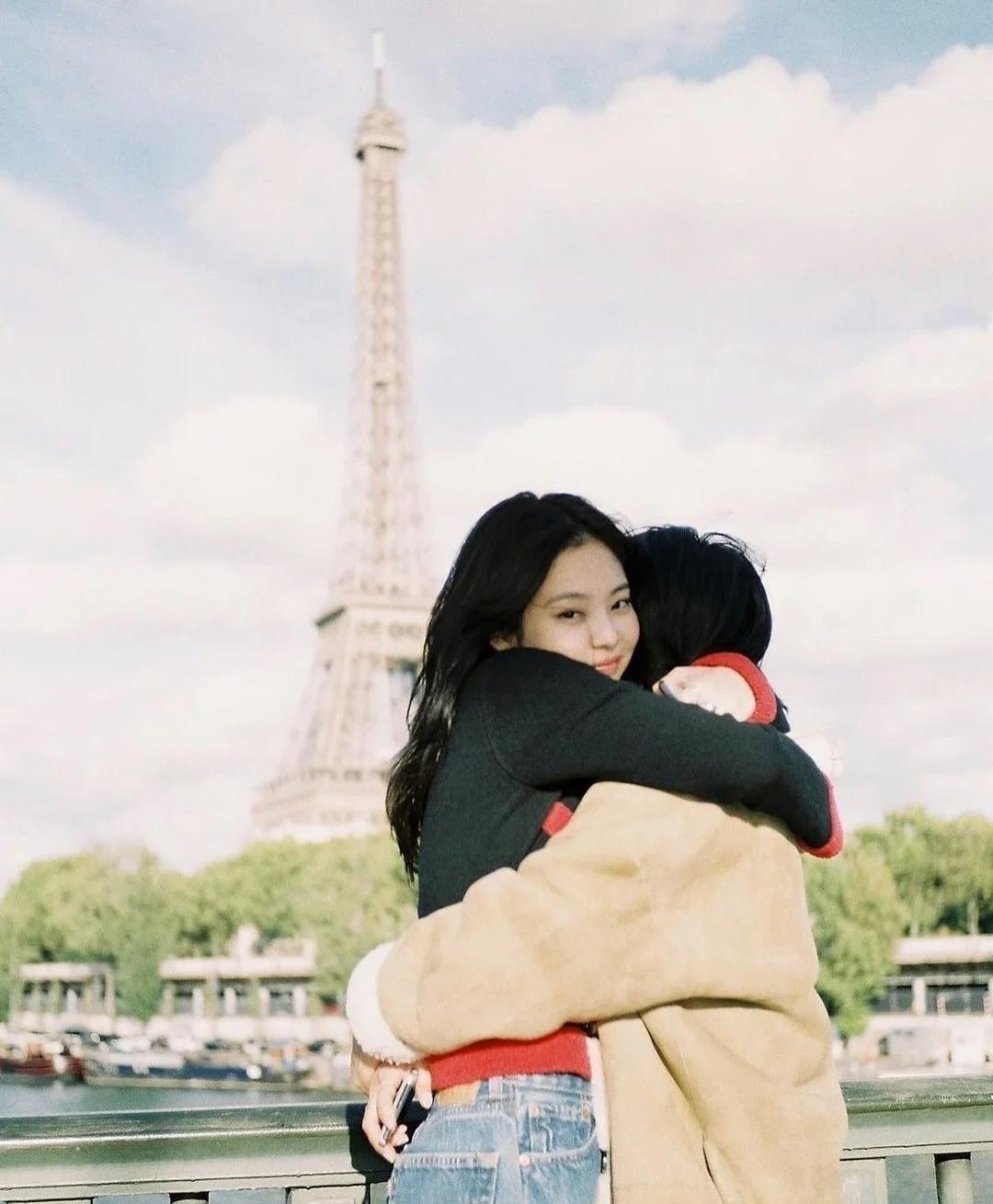 jennie和妈妈：一个模子里刻出来的美人 ​​​