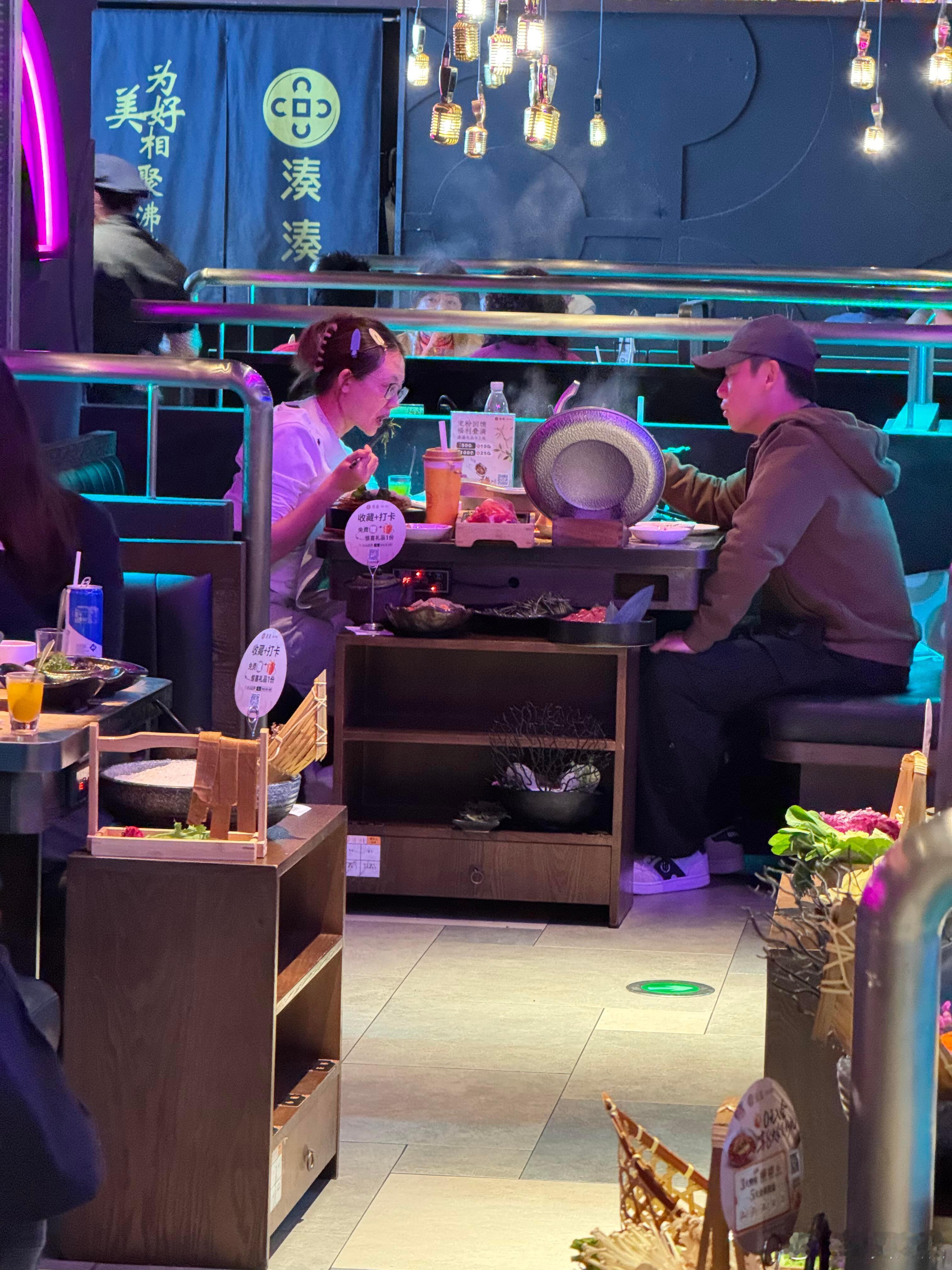 网友偶遇郑恺苗苗吃火锅，很恩爱的夫妻日常 