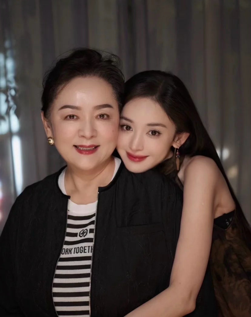 娜扎和她妈妈的合照 还有人说她有整感吗 