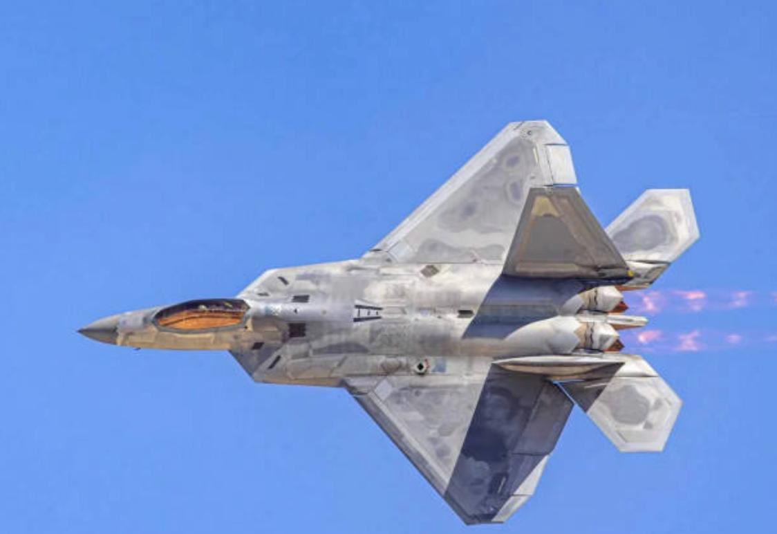 【又有12架F-22飞往中东】

又有12架美军“猛禽”战机奔赴中东，随着美军逐