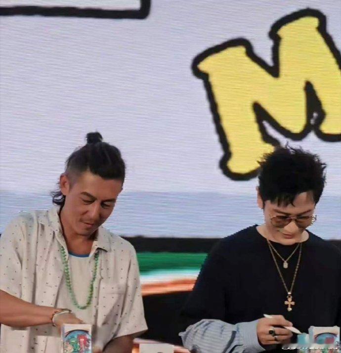 陈冠希比黄晓明年龄小谁看了同框画面不感叹一句，三岁的年龄差直接看不出，年纪更小的