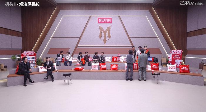 陈若轩舞台下来就一直垂着头 披荆斩棘直播陈若轩表演结束回到座位，就一直垂着头没怎