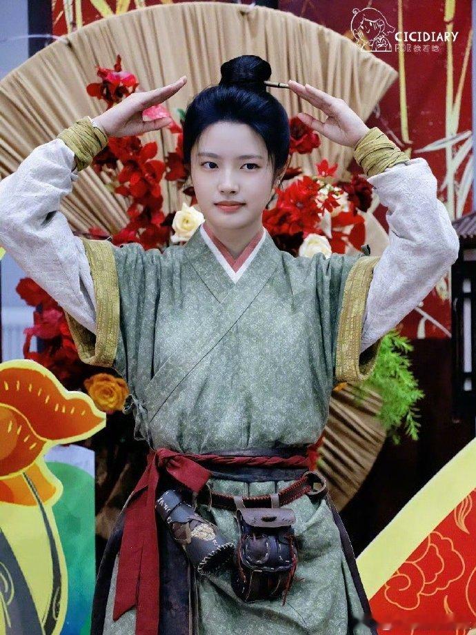 徐若晗新剧男装造型以前看她演的都是温柔甜美的女装角色，这次在《红尘四合》里直接化