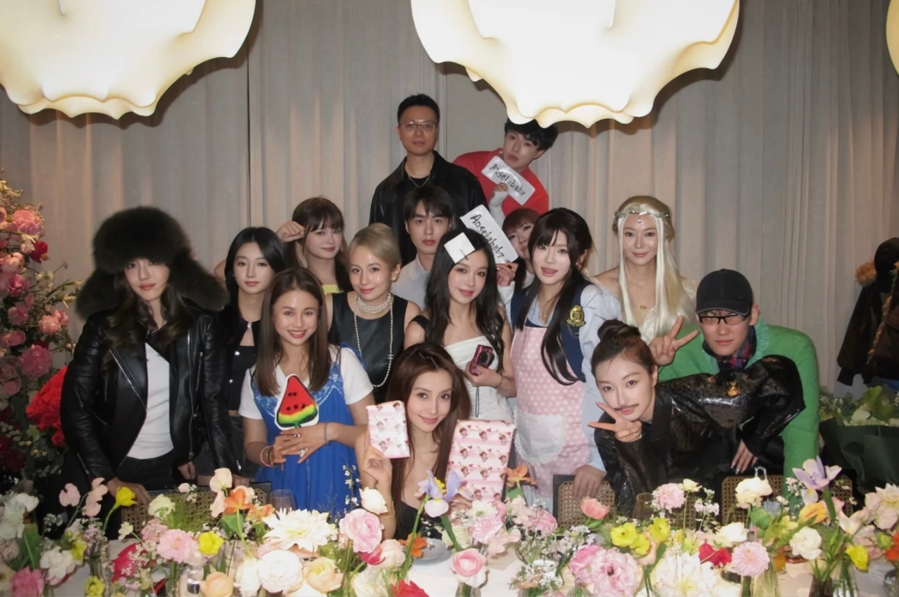 Angelababy 37岁生日派对，到场的好友cos她历年出圈造型，包括精灵女