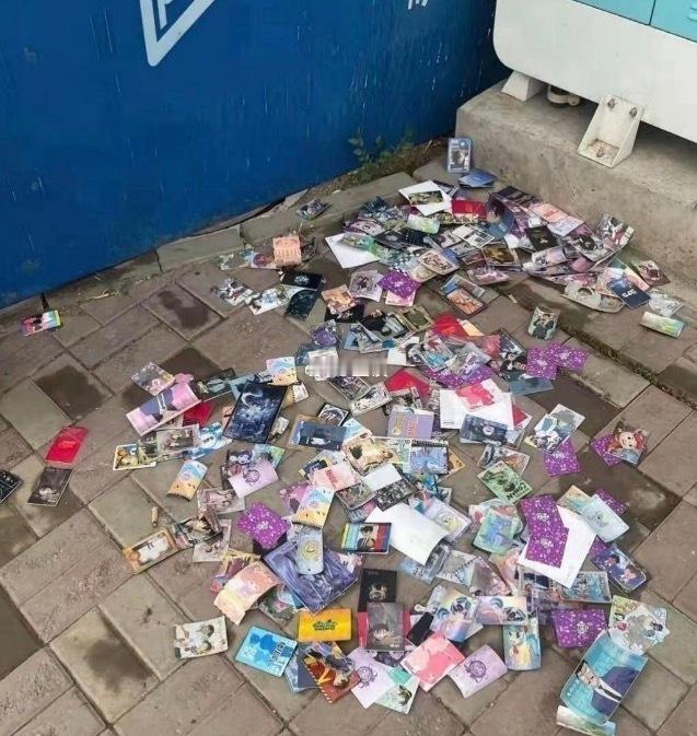 好想捡，可惜不好意思蹲下去 