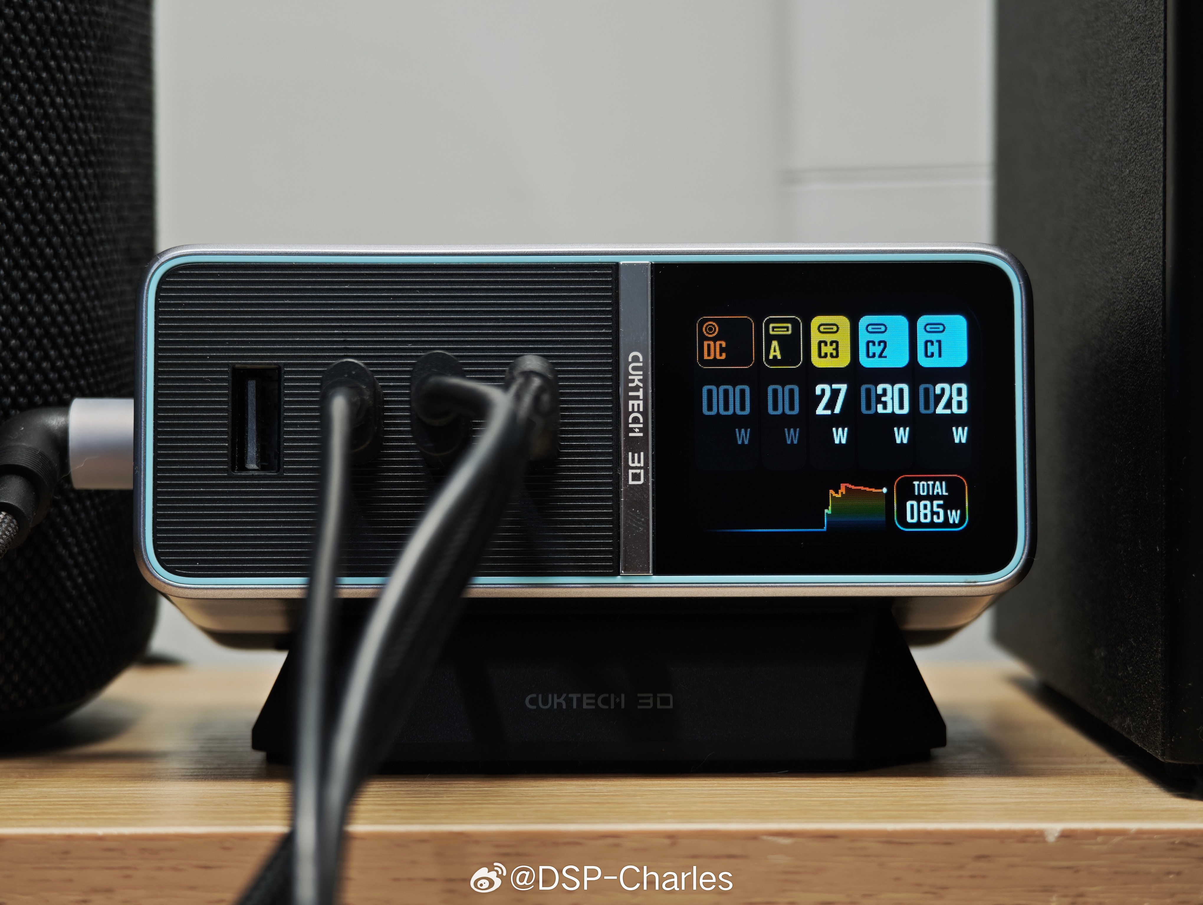 用了一段时间酷态科30号桌面充，很牛逼的产品，可以直接DC口输出带动游戏本，最高