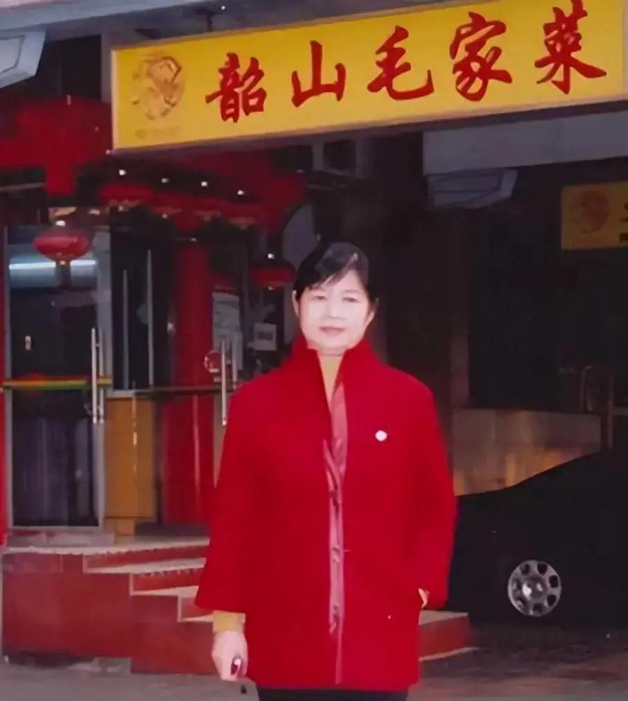 1998年，北京一洗浴中心老板砸了家小饭馆，结果发现老板竟然是主席的堂侄女！这可