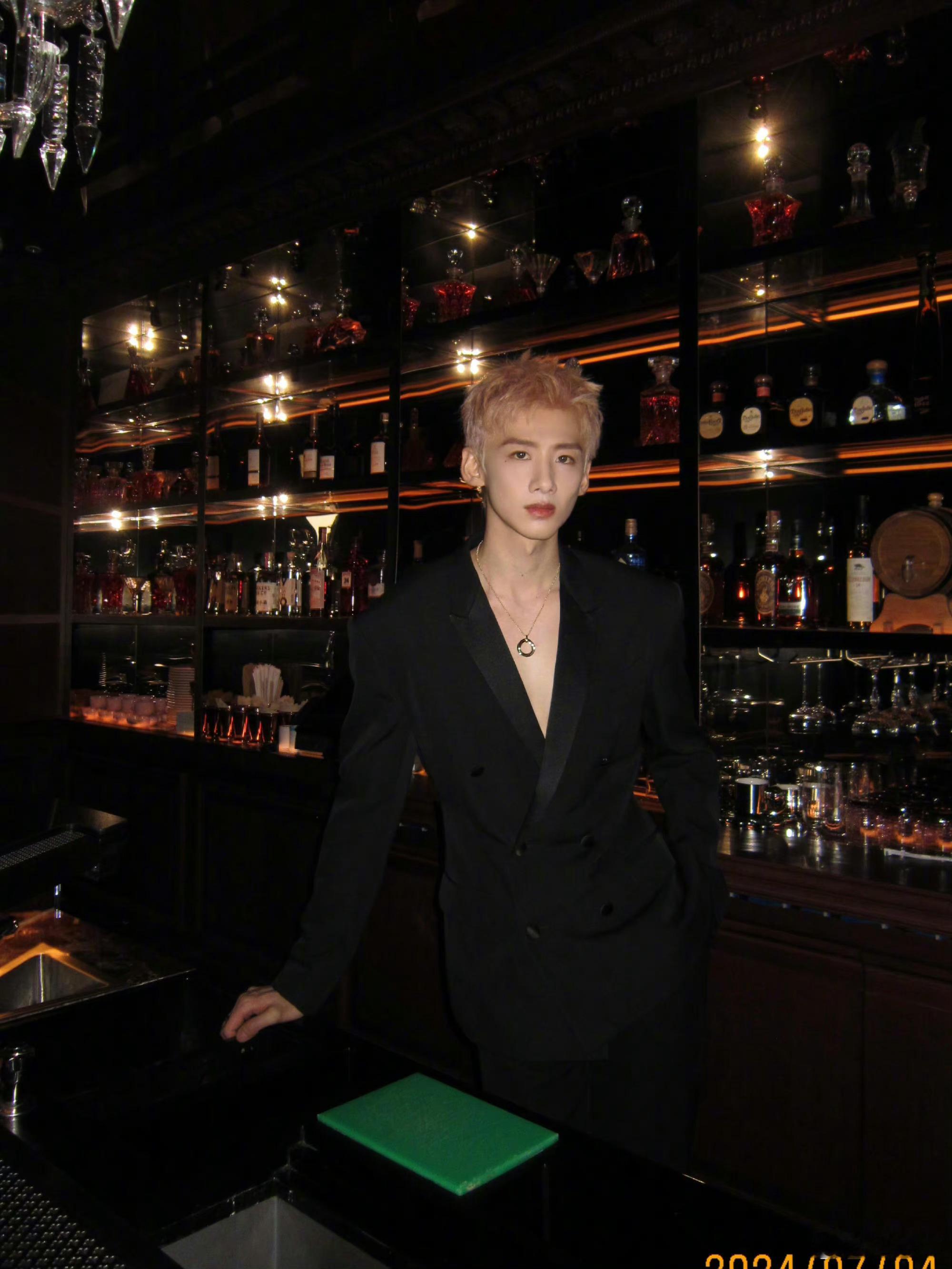 #白敬亭十五宫格营业#白敬亭十五宫格营业照🈶，每一张图都帅的毫不费力[好爱哦]