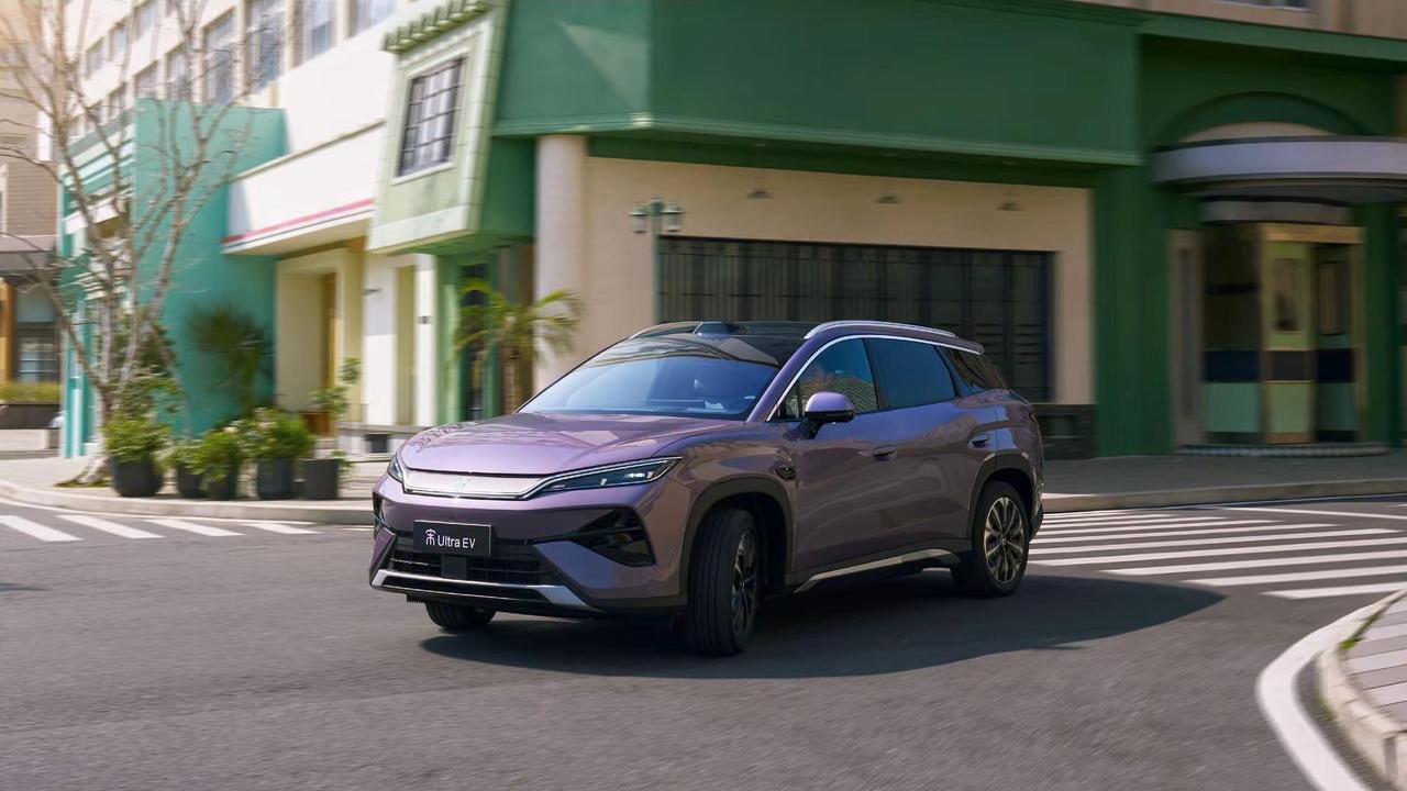 搭载第二代刀片电池和闪充技术的宋Ultra EV终于来了早些时间，比亚迪发布了第