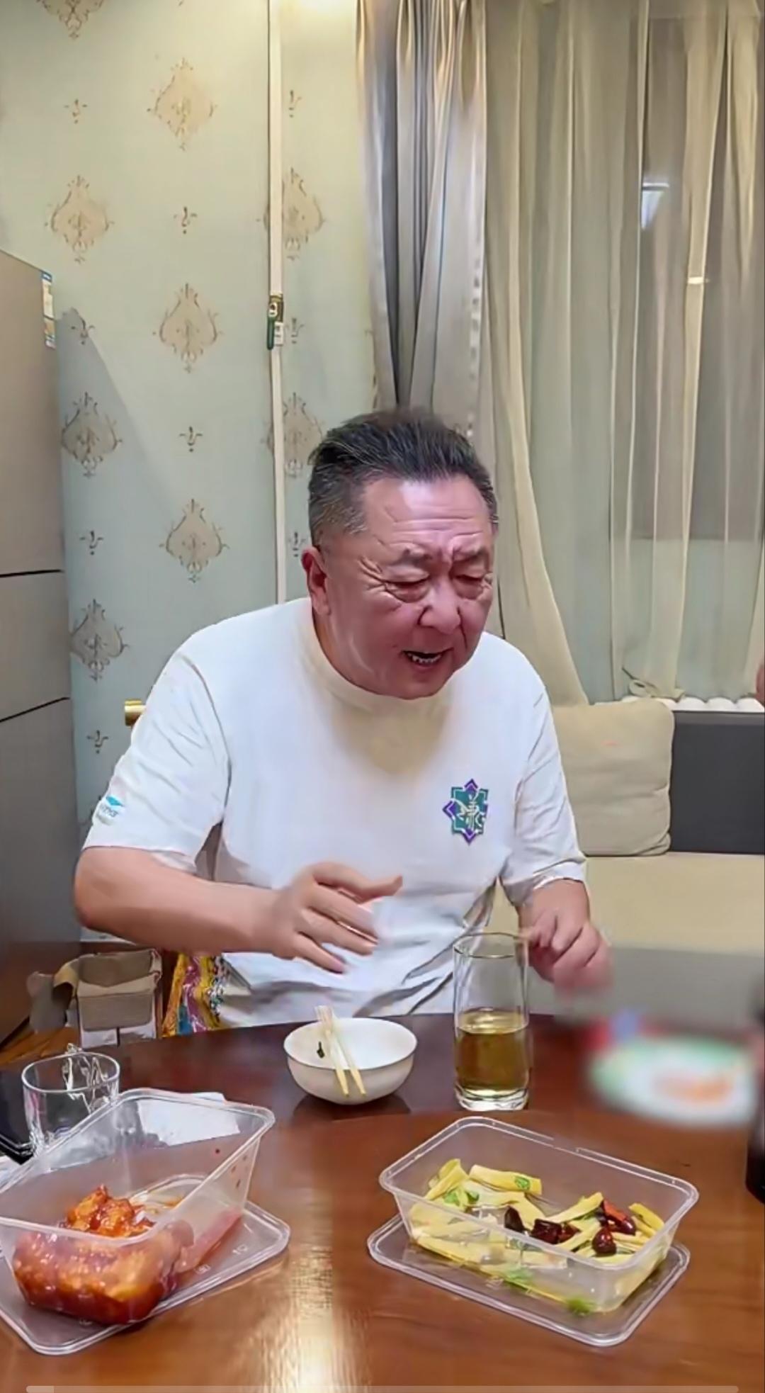 于谦早晚吃亏到酒身上……看着脸吓人！