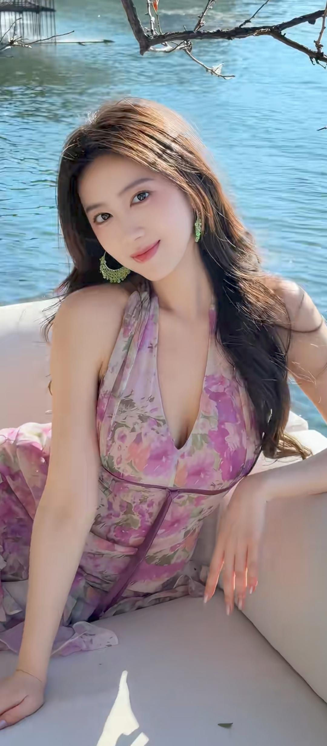 夏日湖畔，粉色花裙，清新自然，阳光下的美丽瞬间。