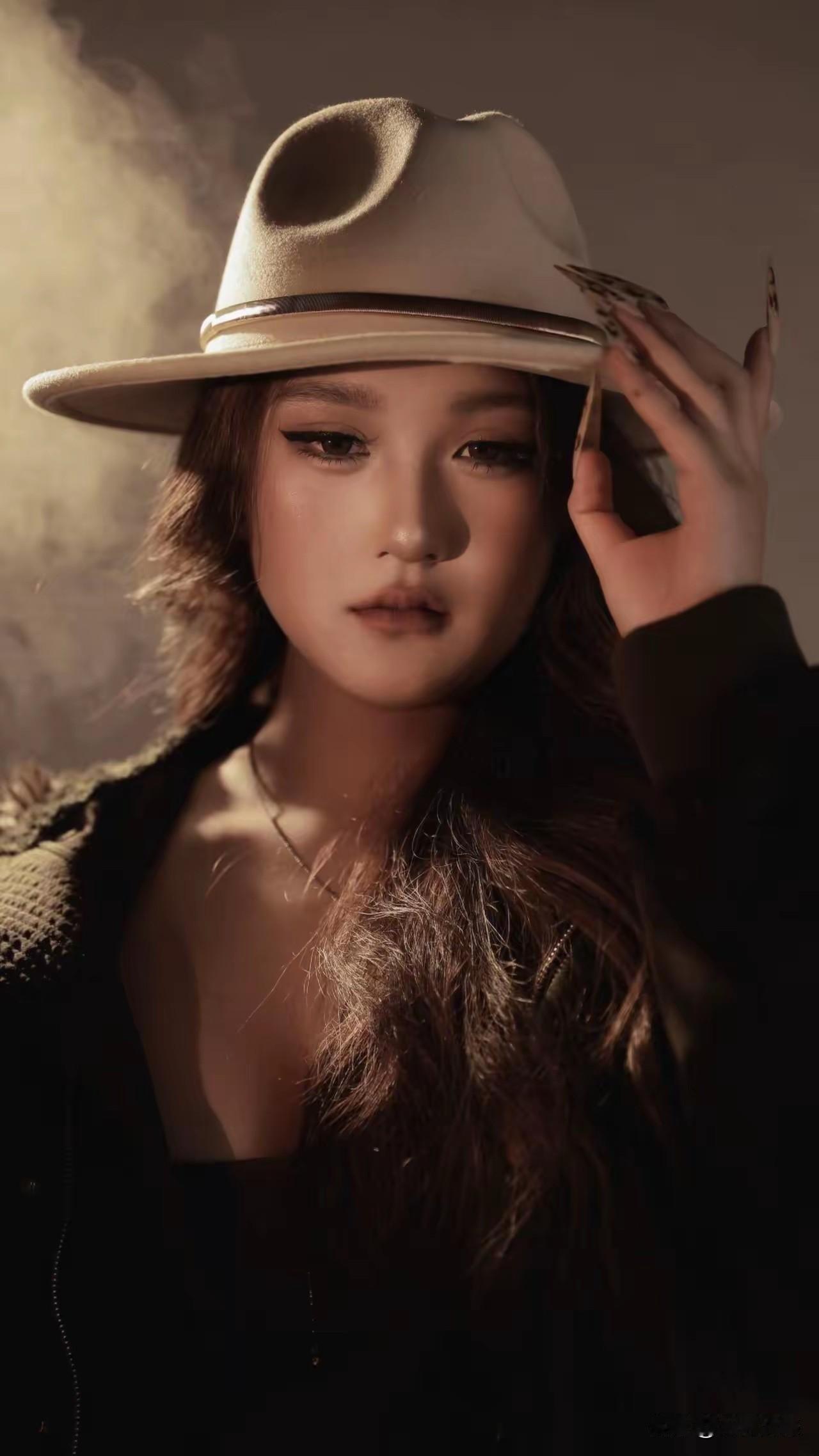 这个女子的表情显得特别的忧郁，这种忧郁有一种独特的魅力，也可以称之为忧郁之美，也