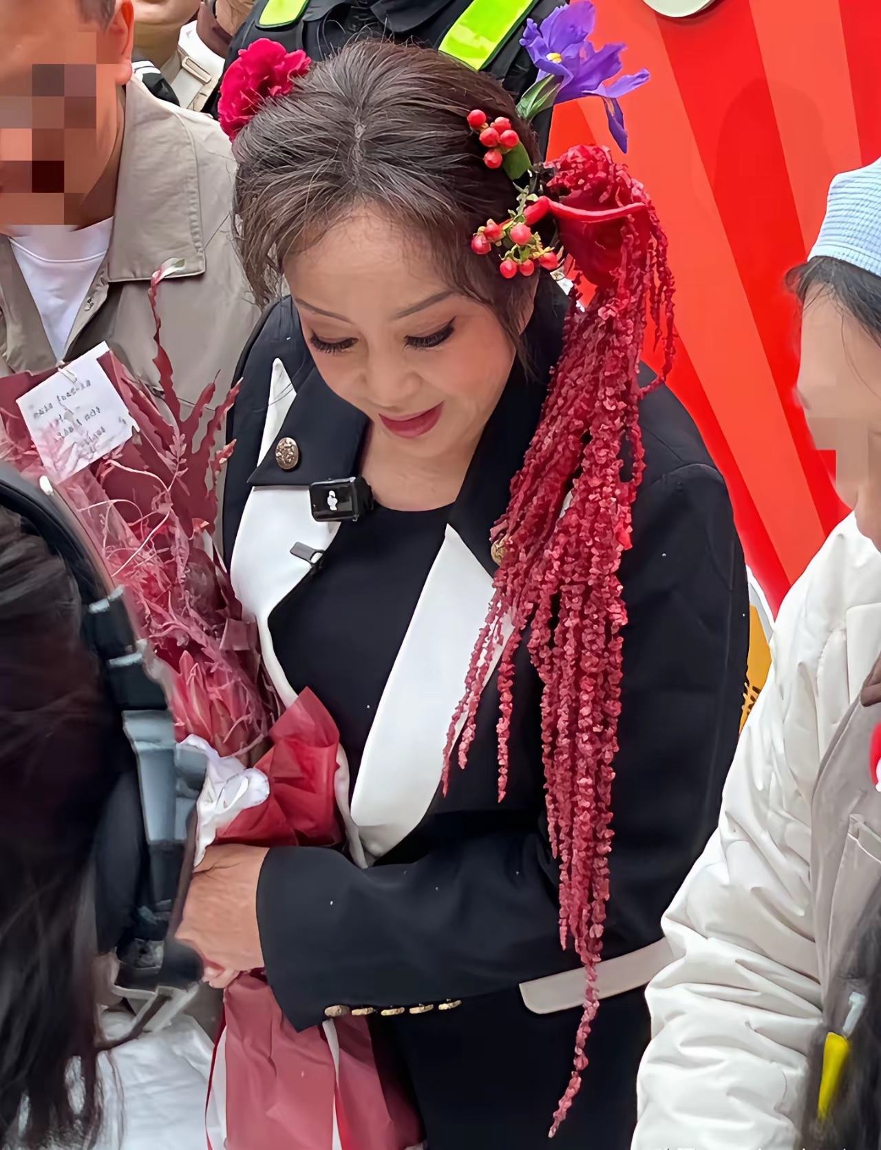 近距离拍摄的刘晓庆说实话，人老了浓妆艳抹真的不适合 