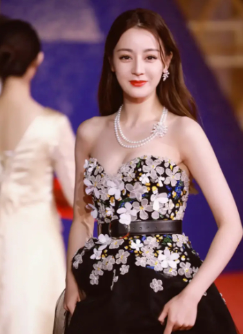 1.迪丽热巴主演的电影《女足》业内口碑平平，但她借此契机结识了周星驰，打通了港圈