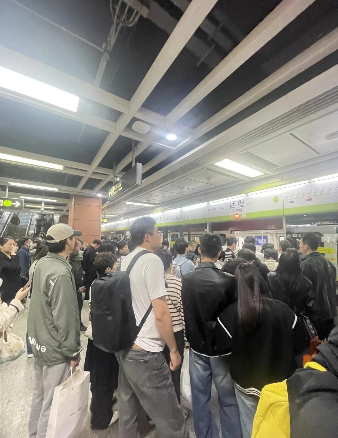 广佛线都糊了
琴晚落班路上，本来人多的广佛线，更多人了[石化]
等了3趟才挤上去