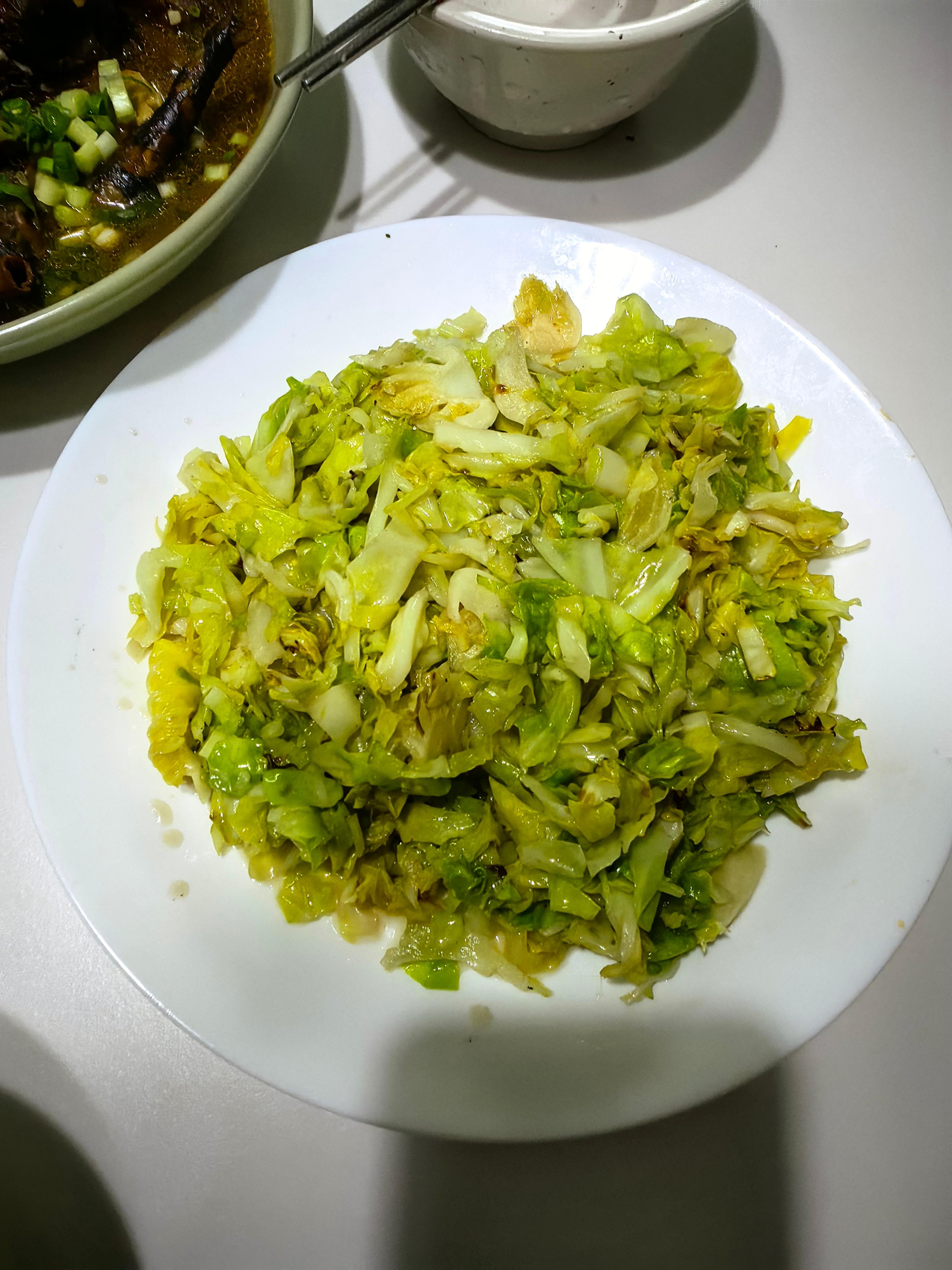 云南特产牛肝菌和羊肚菌，泡发后，以鸡汤炖之，非常鲜美。喵奶奶说但是，牛肝菌好像没
