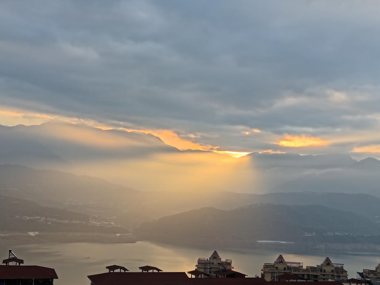 最近喜欢上拍照，特别是朝阳。阳光是一天中最让人心旷神怡的景色。