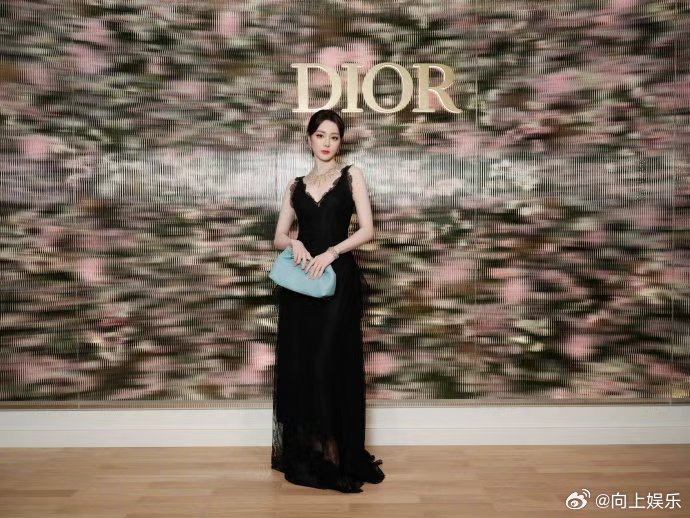 迪丽热巴和DIOR迪奥共度了美好的夜晚迪丽热巴迪奥晒图  迪丽热巴迪奥晒图，迪丽